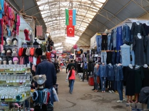 Ticarət mərkəzindəki mağazadan oğurluq