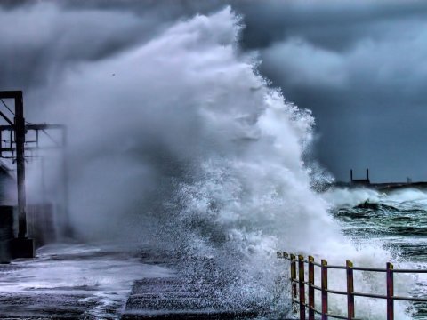 Neft daşlarında dalğanın hündürlüyü 3.4 metrə çatıb - Faktiki hava