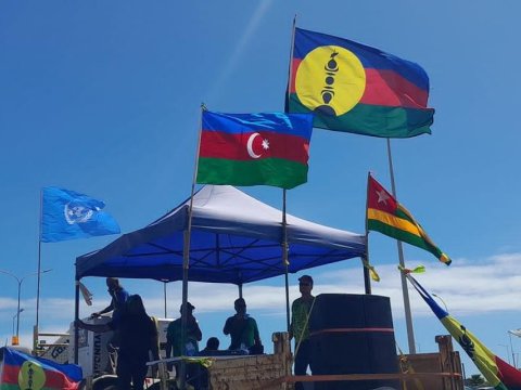Yeni Kaledoniyada Fransaya qarşı etiraz - Azərbaycan bayrağı qaldırıldı