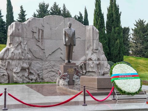 Viktor Orban Heydər Əliyevin məzarını ziyarət etdi
