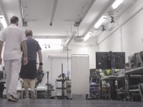 Parkinson xəstəsi implantdan sonra yeriməyə başladı - VİDEO