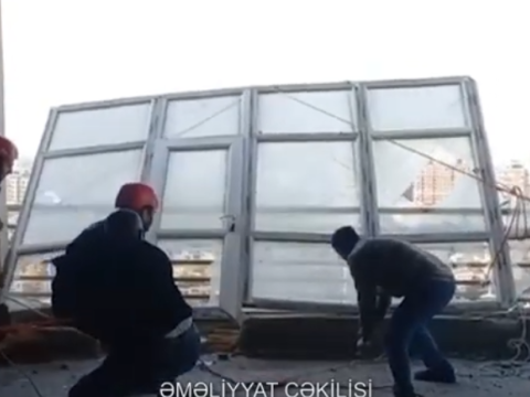 Güclü külək Bakıda binanın dam örtüyünü uçurdu- VİDEO