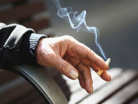 Siqaret kötüyünü yerə atan 10 nəfər CƏRİMƏLƏNDİ