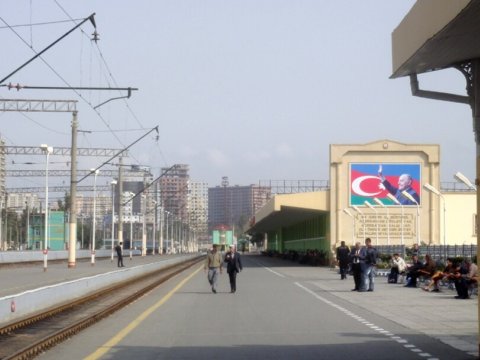 Dəmiryol Vağzalındakı ticarət mərkəzində tüstülənmə