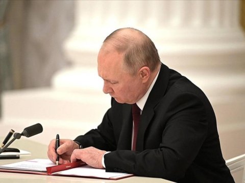 Putin büdcəni təsdiqlədi - Rusiya məmurları MƏYUS OLDU