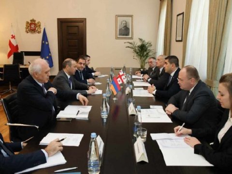 Qriqoryan Papuaşvili ilə Azərbaycanla sülh müqaviləsini müzakirə etdi