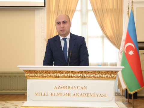 Müəllimi işə direktor götürsə daha yaxşı olar - Emin Əmrullayev