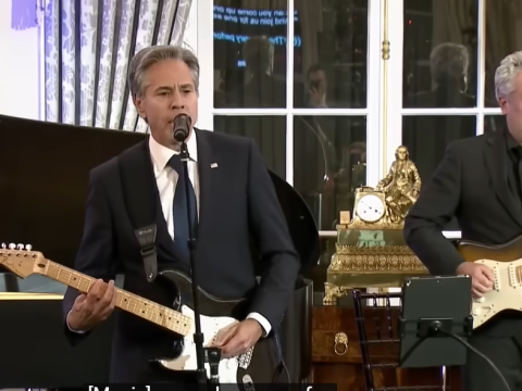 Antoni Blinkenin çalıb-oxumağı da varmış - VİDEO