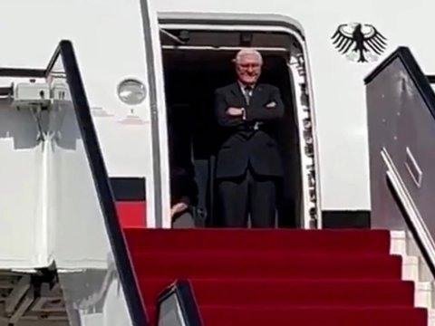 Prezident 30 dəqiqə təyyarədə qaldı, qarşılayan olmadı - VİDEO