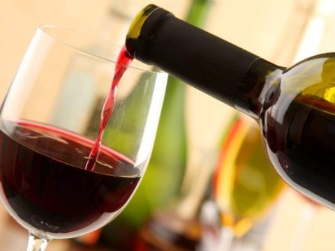 Orta miqdarda şərab içmək orqanizmi bu xəstəliklərdən QORUYUR
