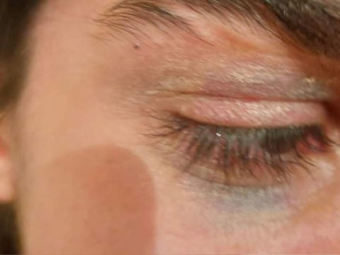 Məktəbli qız ailəsi tərəfindən döyüldü - İDDİA