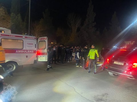 Yolu keçən qadını maşın vurub öldürdü 