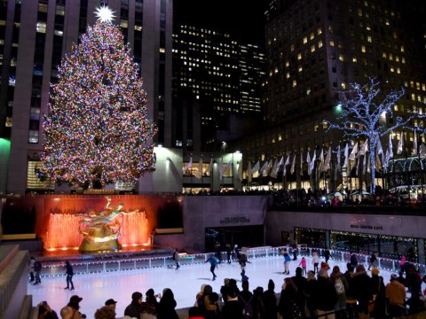 Dünyanın ən böyük Milad ağacı İŞIQLANDIRILDI