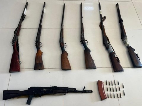 Vətəndaşlardan 2 avtomat, 3 qumbara 14 tüfəng götürüldü