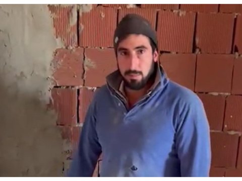 Fəhlə işlədiyi binada tikintinin normaya uyğun aparılmadığını yaydı - VİDEO