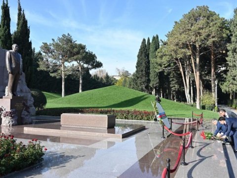 Özbək deputatlar Azərbaycana gəldi 