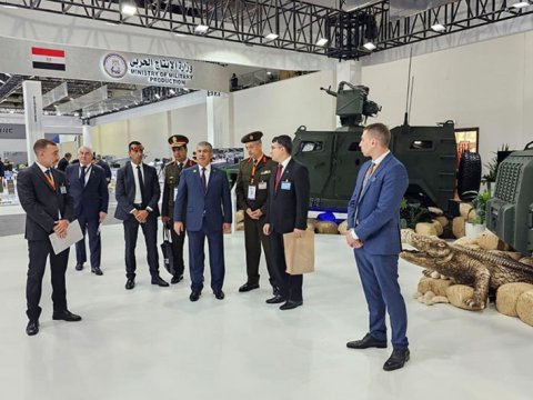 Zakir Həsənov Misirdə silahlara baxdı