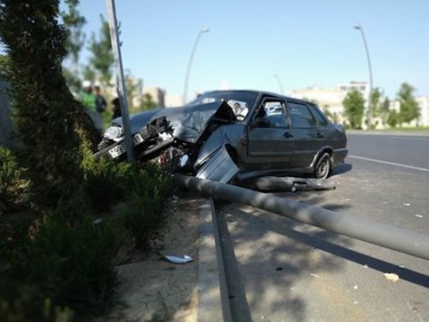 Avtomobil dirəyə çırpıldı - Sürücü öldü