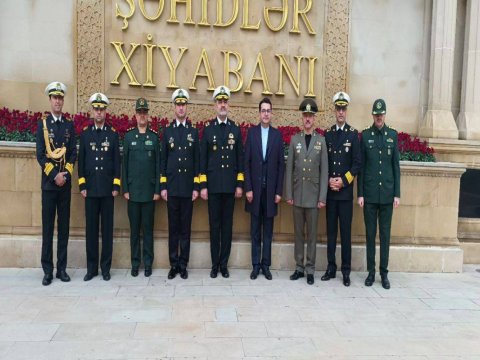 İranlı komandan Şəhidlər xiyabanını ziyarət etdi