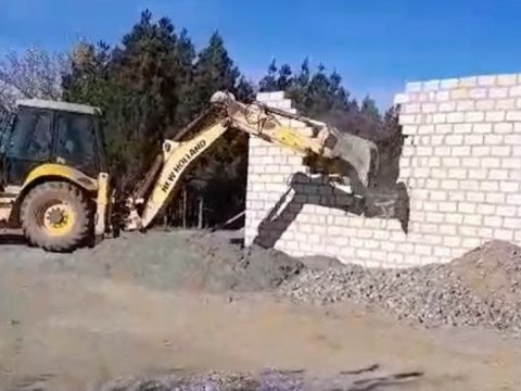 Göygöl və Şəmkirdə sənədsiz tikililər söküldü - VİDEO