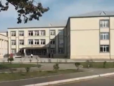 Yeni istifadəyə verilən məktəb binasında çatlar yarandı - VİDEO