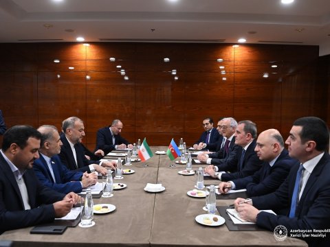 Ceyhun Bayramov Moskvada iranlı həmkarı ilə görüşdü