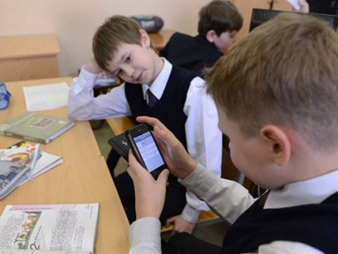 Məktəblərdə mobil telefondan istifadə qadağan olundu