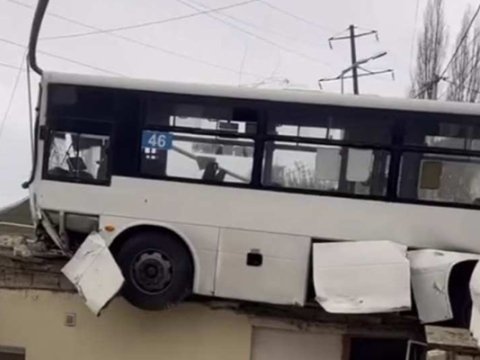 Bakıda avtobus yaşayış binasının damına çıxdı - VİDEO 