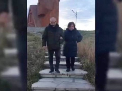 Erməni ər-arvad Xankəndidəki “Biz və bizim dağlar” abidəsini ziyarət etdi - Yeni VİDEO