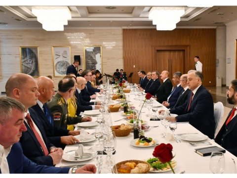 Prezidentlərin geniş tərkibdə görüşü olub