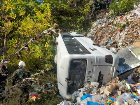 Qusarda mikroavtobus dərəyə aşdı - Yaralananlar var