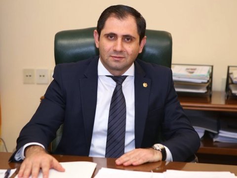 Erməni müdafiə naziri Kiprə getdi