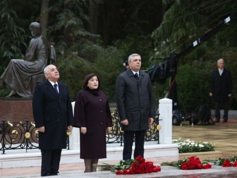 Məmurlar Ulu Öndərin xatirəsini yad etdilər