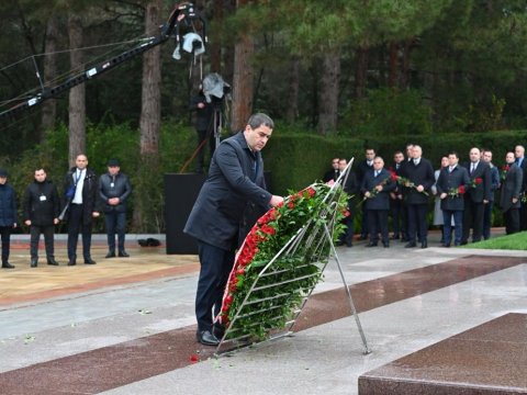 Papuaşvili Ulu Öndərin məzarını və Şəhidlər xiyabanını ziyarət etdi - FOTOLAR