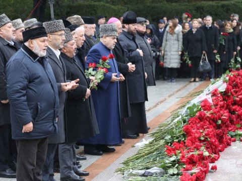 Şeyx dindarlarla Heydər Əliyevin məzarını ziyarət etdi - FOTO