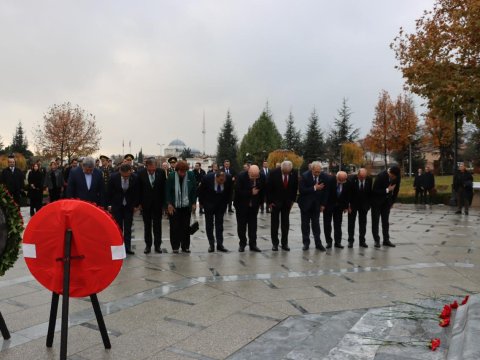 Deputatlar Türkiyədə Heydər Əliyevin abidəsini ziyarət etdilər - FOTO