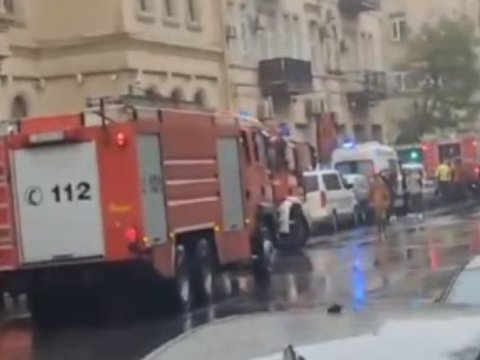Bakının mərkəzində ev yandı, küçədə sıxlıq yarandı - VİDEO