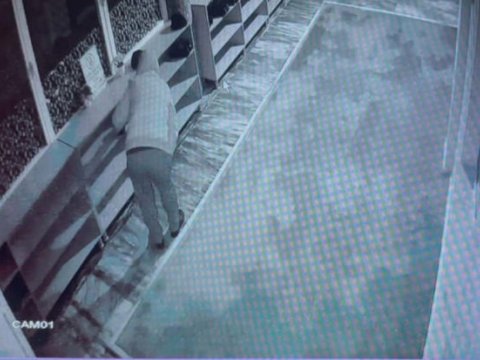 Məsciddən ayaqqabı oğlurladı - Anbaan görüntülər