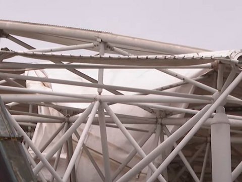 Stadionun tavanı çökdü - Fəhlə təmir zamanı yıxıldı