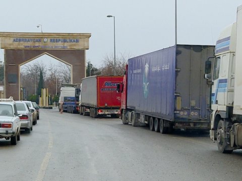 “Qırmızı körpü”də sıxlıq - mindən çox yük maşını gözləyir