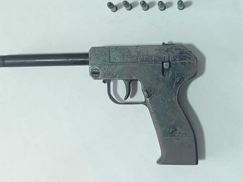 Örüşdən tapança tapıldı
