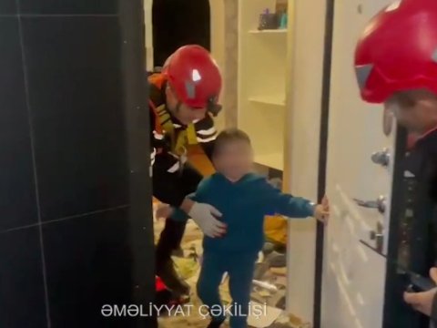 Bağlı qapı arxasında qalan 3 yaşlı uşaq belə xilas edildi - VİDEO