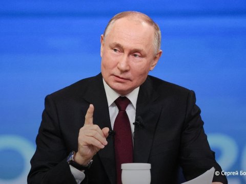Putin mətbuat konfransına ağ fincanla gəldi, söhbətə suverenlikdən başladı