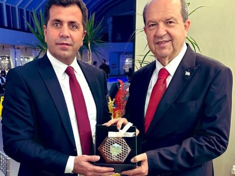 Ersin Tatara Kəlbəcər balı hədiyyə edildi - FOTO