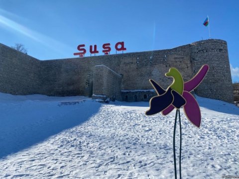 Şuşa ağ örpəyə büründü - VİDEO