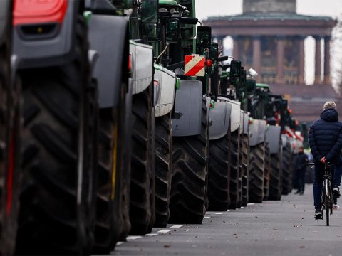 Etirazlar, məzuniyyət, duman və şaxta - Dünyanın dörd bir yanından günün FOTOLARI