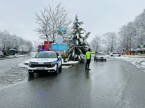 Polis yollarda vətəndaşların köməyinə çatdı - FOTO
