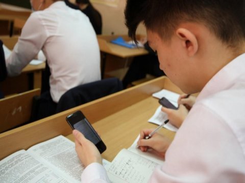 Orta məktəblərdə telefondan istifadə qadağan olundu