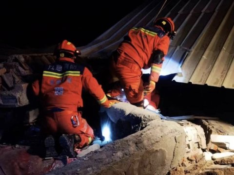 Çində zəlzələ nəticəsində ölənlərin sayı 126-ya çatıb