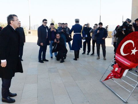 Cevdet Yılmaz Şəhidlər xiyabanını ziyarət edib - FOTO